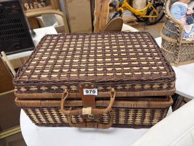 PICNIC HAMPER