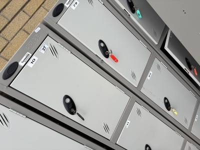 2 X LOCKERS
