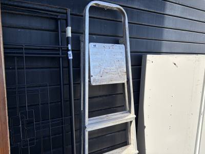 METAL LADDER