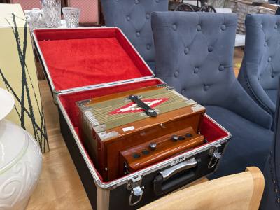 CASED CAJUN BUTTON ACCORDIAN 