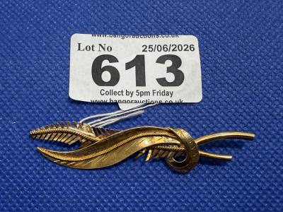 18CT GOLD BROOCH (5.6 GRAMS)