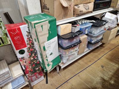 LOT OF CHRISTMAS DECORATIONS 