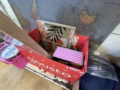 BOX OF HOUSEHOLD ITEMS