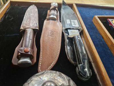3 HUNTING KNIVES