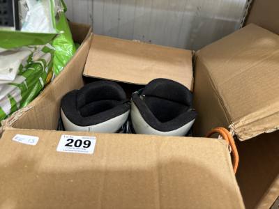 SIZE 10 NEW SKI BOOTS