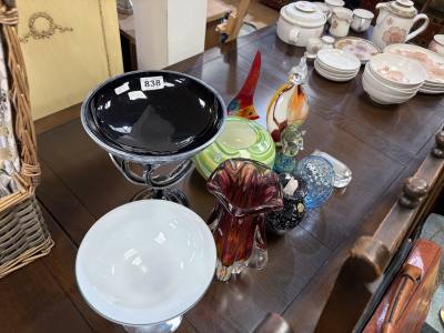 TABLE LOT OF GLASSWARE
