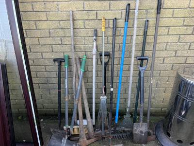LOT OF GARDEN TOOLS