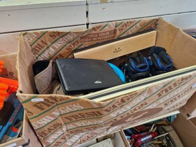 BOX OF CHILDREN'S GAMES ETC.