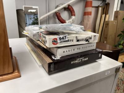 LOT OF MODEL AIRPLANES