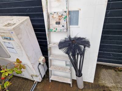 STEP LADDER + CHIMNEY RODS