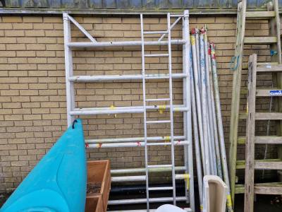 LOT OF SCAFFOLDING