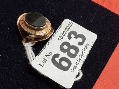 9 CT JET SIGNET RING (4.4 GRAMS) (SIZE F)