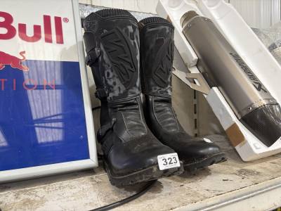PAIR OF MOTORBIKE BOOTS