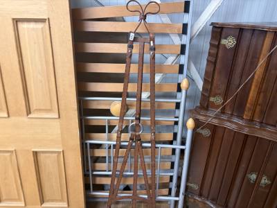 NOVELTY EASEL
