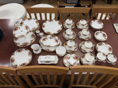 LOT OF ROYAL ALBERT COUNTRY ROSE TEA SET