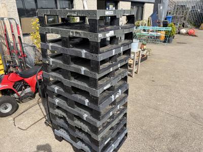 10 X PLASTIC PALLETS