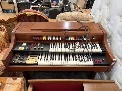 ELECTRIC ORGAN + STOOL