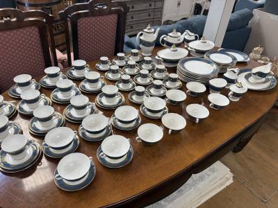 ROYAL DOULTON CHINA SERVICE EARLSWOOD