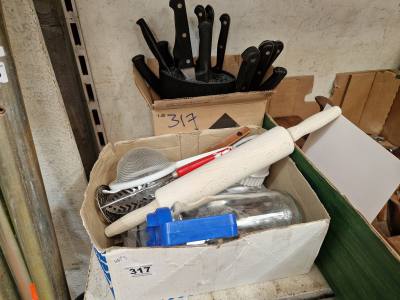 BOX OF KITCHEN KNIVES + BOX OF KITCHEN ITEMS 