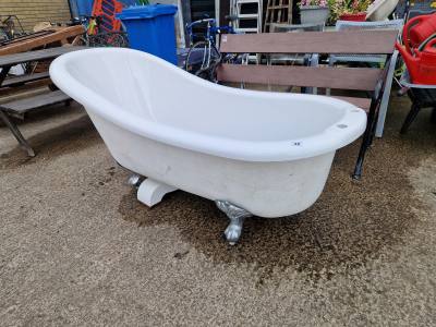 BATH TUB