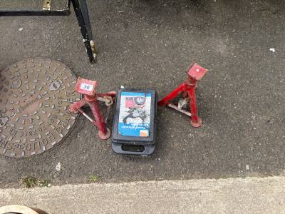 2 X AXLE STANDS + JACK