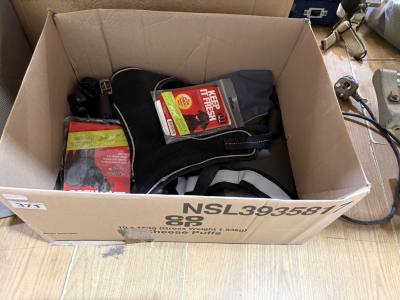 BOX OF DOG ACCESSORIES + STEP
