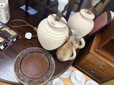 PAIR OF TABLE LAMPS, JUGS + PLATE