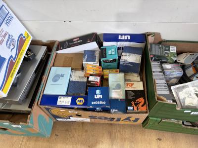BOX  OF CAR ACCESSORIES