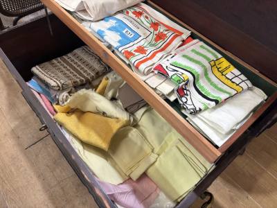 LOT IRISH LINENS,TOWELS ETC