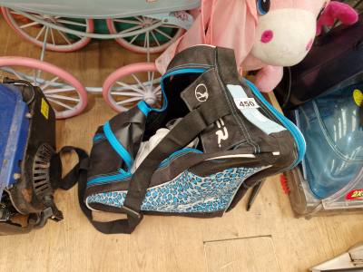 (SIZE 3) ICE SKATES