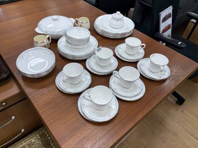 ROYAL DOULTON CARNATION DINNER/TEA SET