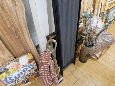 SHOP TROLLEY + STICK VASE + ROOM DIVIDER