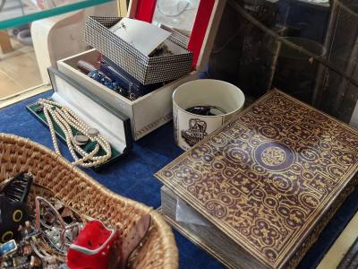 LOT OF DRESS JEWELLERY