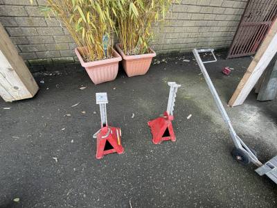 2 X CAR PROPS