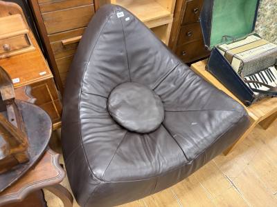 LEATHER VANTAGE V CHAIR