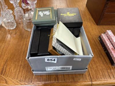 BOX OF PICTURE FRAMES ETC