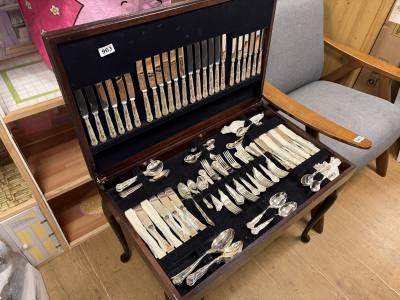 KINGS PATTERNED CUTLERY + LEATHER TOP CASE 