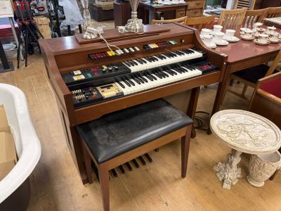 ELECTRIC ORGAN + STOOL