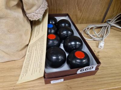 SET OF CARPET BOWLS