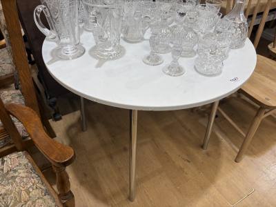 ROUND DINING TABLE