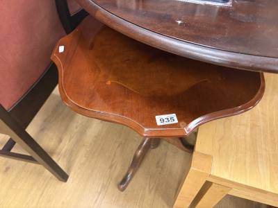 PEDESTAL WINE TABLE