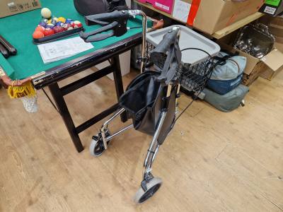 WALKING AID WITH BASKET