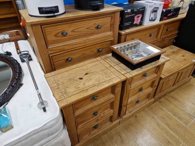 PINE DRAWER CHEST + 2 X BEDSIDES