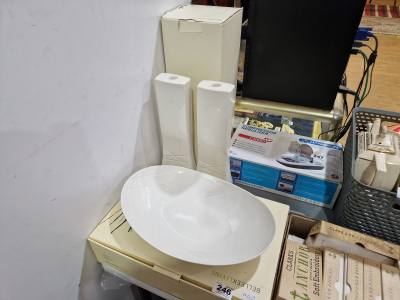 2 BOXED BELLEEK LIVING ITEMS