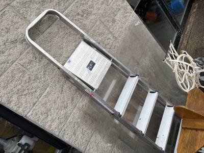 STEP LADDER