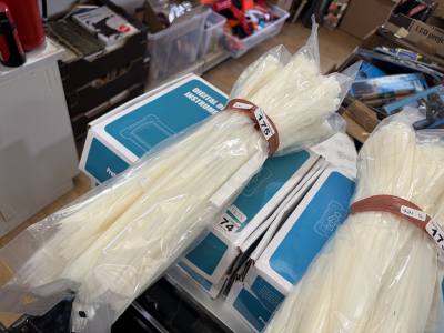 LOT OF ZIP TIES 
