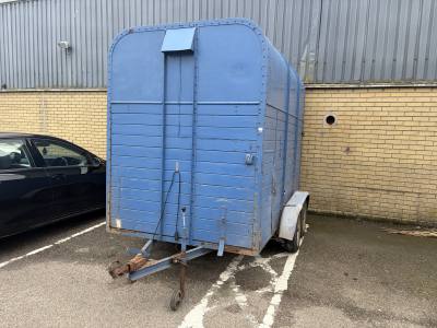 DOUBLE AXLE HORSE TRAILER