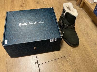 NEW (SIZE 6) EMU BOOTS