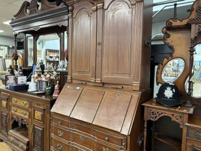 GEORGIAN STYLE DRESSER