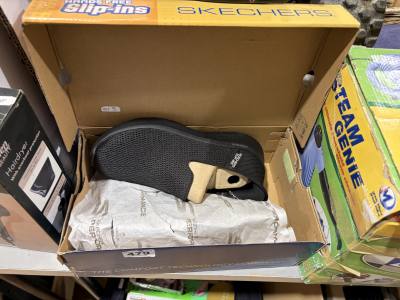 NEW PAIR OF LADIES (SIZE 5) SKECHERS